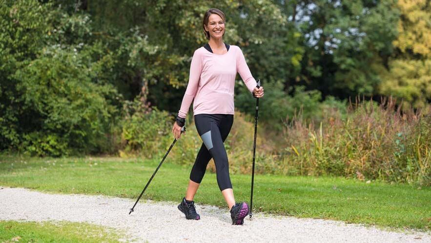 o femeie este ocupată cu mersul pe jos pentru a preveni durerile de spate
