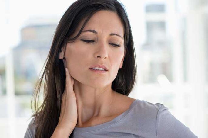 durere de gât la o femeie