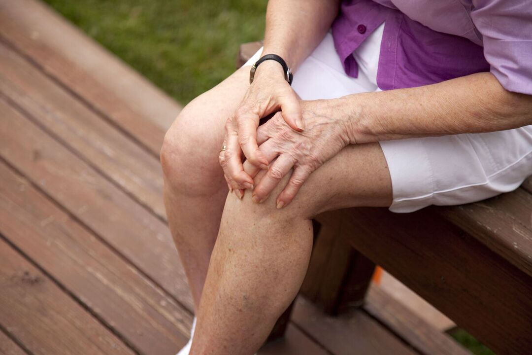 Durerea la nivelul articulațiilor genunchiului poate fi un simptom al bolilor reumatice