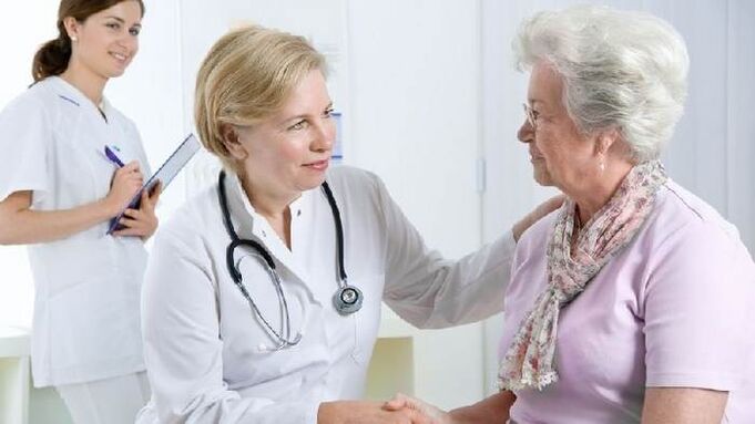 Medicul dă pacientului recomandări pentru tratamentul artrozei